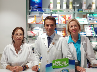 La Dottoressa Margherita Di Prima assieme ai farmacisti Dr. Giorgio Amabile e la Dr.ssa Giovanna Spadaro