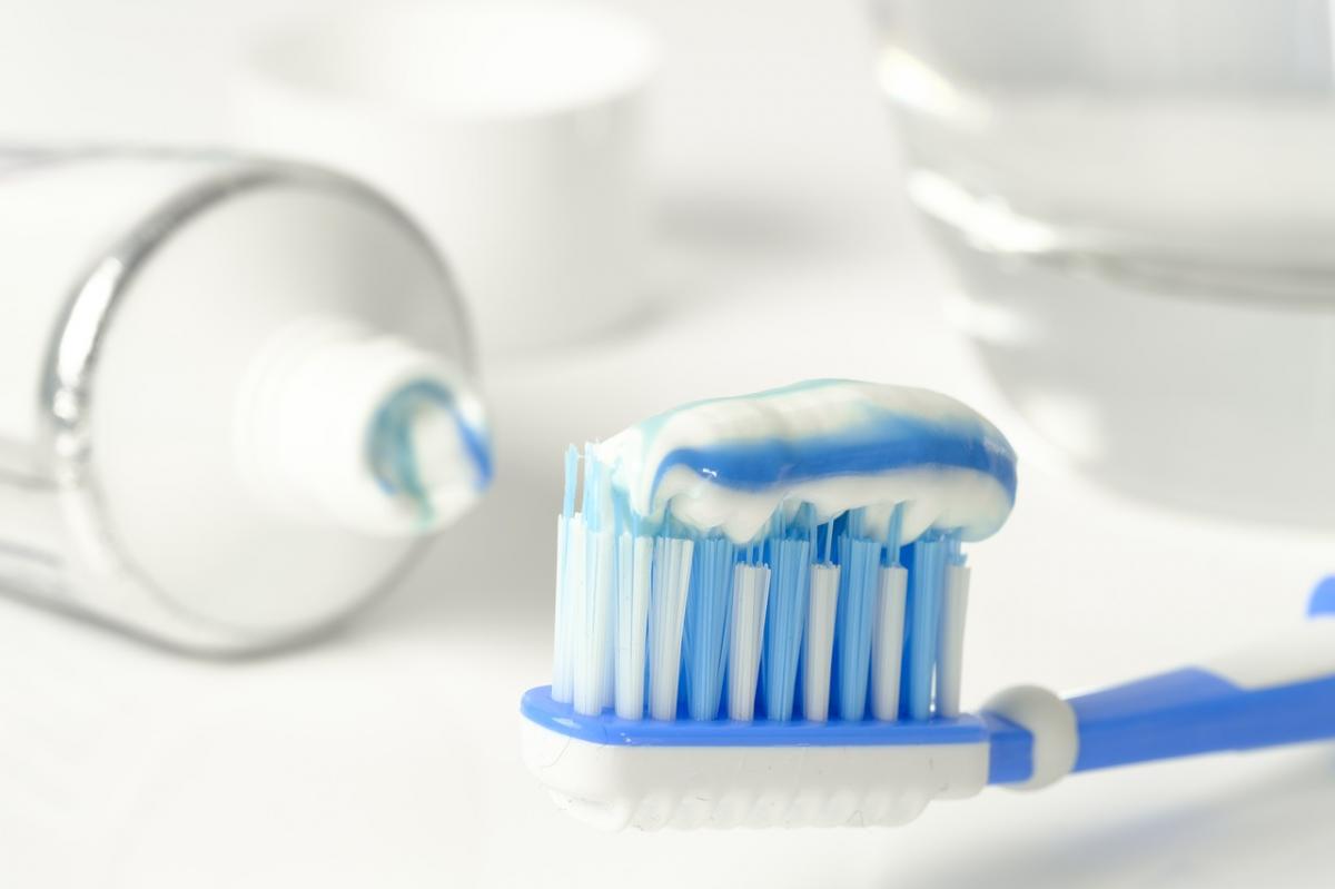 spazzolino e dentifricio utili per la sensibilità dentale